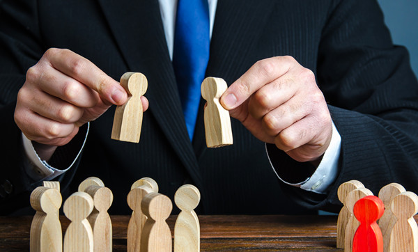 如何根據(jù)行業(yè)和市場(chǎng)狀況進(jìn)行薪酬調(diào)整？