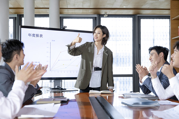 績效反饋：及時給予員工反饋，幫助員工提升