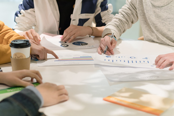 培養(yǎng)組織人才，提升員工素質(zhì)和技能，增強(qiáng)核心競爭力