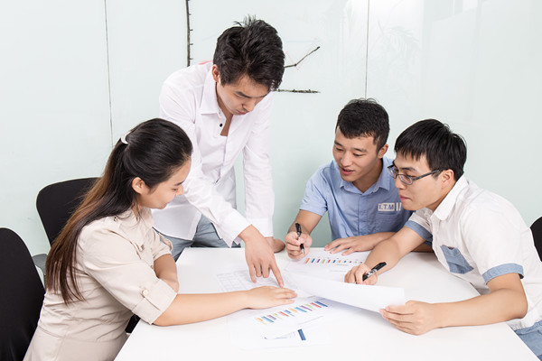 設(shè)計合理激勵機制，激發(fā)員工工作積極性和創(chuàng)新精神