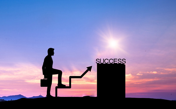 全面評估戰(zhàn)略風(fēng)險，及時調(diào)整戰(zhàn)略方向