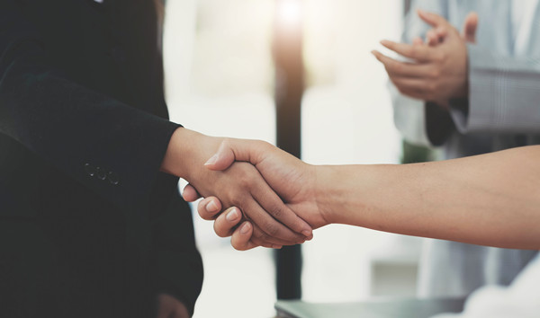 集團(tuán)如何建立和維護(hù)與戰(zhàn)略合作伙伴的關(guān)系？