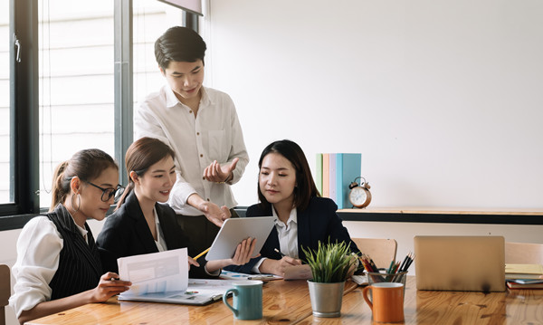 戰(zhàn)略協(xié)作：凝聚團(tuán)隊(duì)力量，共創(chuàng)輝煌未來(lái)