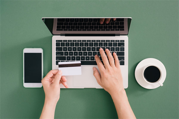 定期薪酬審查：定期審查，確保制度合理性