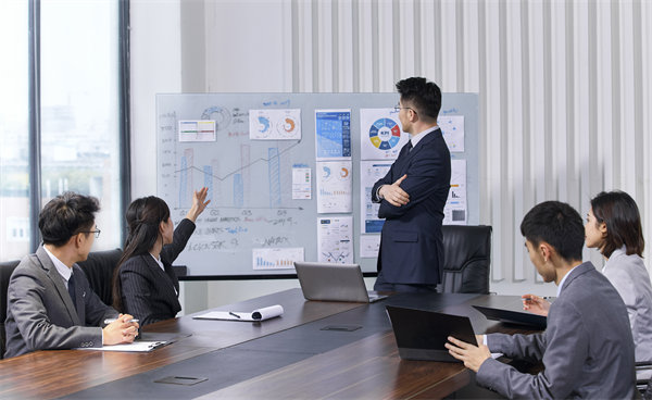 強(qiáng)化集團(tuán)風(fēng)險(xiǎn)防控，確保穩(wěn)健運(yùn)營(yíng)，守護(hù)企業(yè)安全