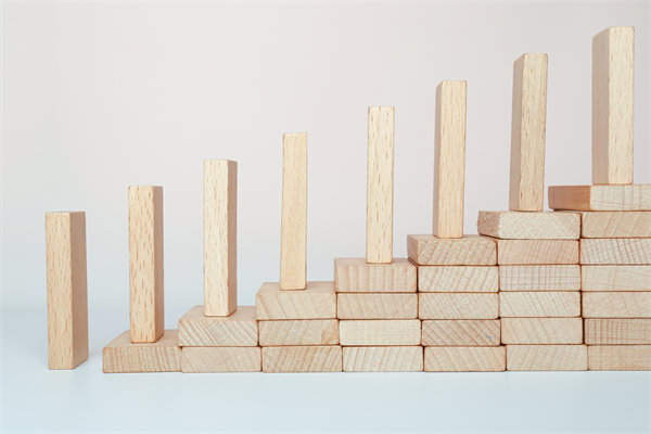 精心制定經(jīng)營策略，確保企業(yè)穩(wěn)健發(fā)展，實現(xiàn)長期盈利