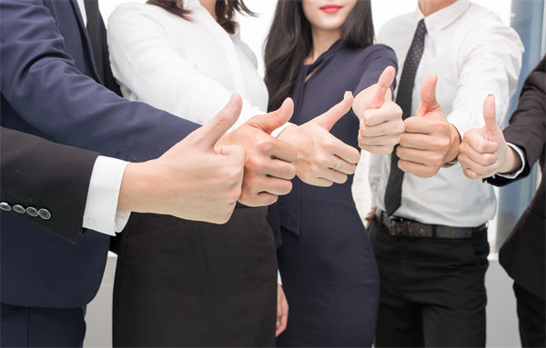 在企業(yè)管理中，專權(quán)式和民主式管理各有哪些優(yōu)缺點？