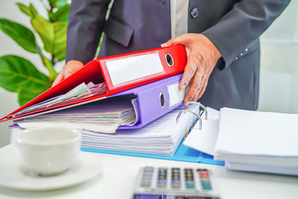 組織規(guī)劃中如何平衡集權(quán)與分權(quán)，促進(jìn)決策效率？