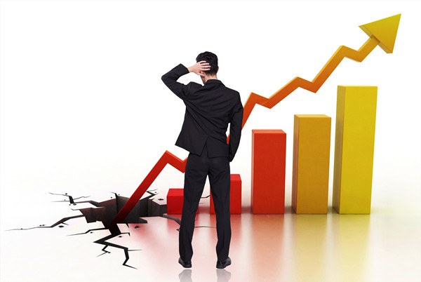 員工績效不佳時，應(yīng)采取哪些策略進(jìn)行干預(yù)與提升？