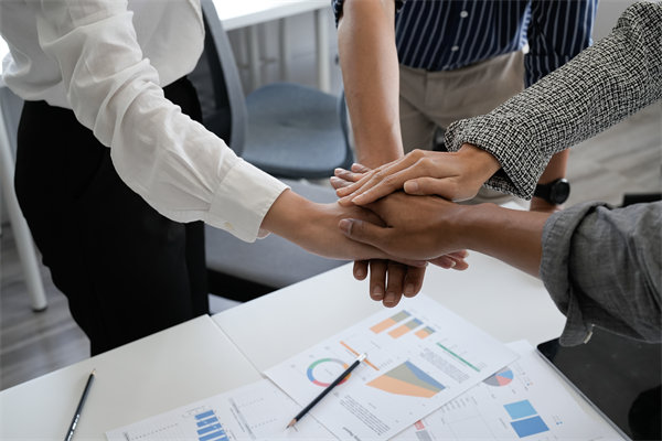 全球化運營中，集團管控面臨哪些新挑戰(zhàn)及應(yīng)對策略？