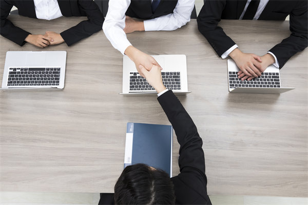 如何有效招聘并留住頂尖人才，提升團隊競爭力？