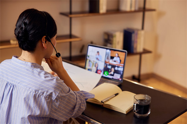 遠(yuǎn)程工作模式下，如何確保員工效率與團(tuán)隊(duì)凝聚力？