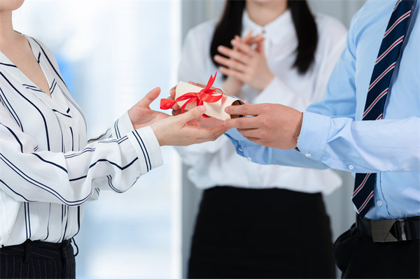 員工福利創(chuàng)新：哪些非貨幣激勵能顯著提升員工忠誠度？