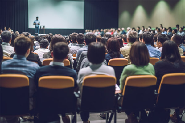 在變革中，如何有效管理組織內(nèi)部的沖突與不確定性？