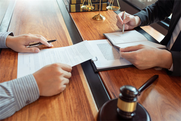 在變革中，如何有效管理組織內(nèi)部的沖突與不確定性？