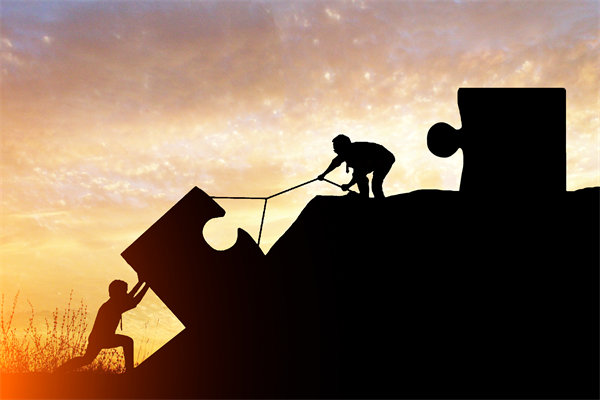 年度經(jīng)營計劃實施中，如何確保各部門協(xié)同一致？