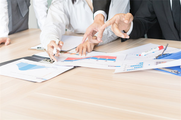 年度經(jīng)營計劃中的員工培訓(xùn)與發(fā)展計劃如何設(shè)計？