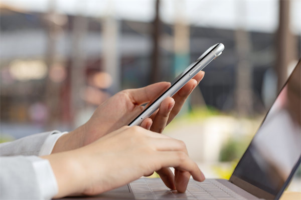 在遠程工作模式下，如何有效監(jiān)控與評估員工績效？