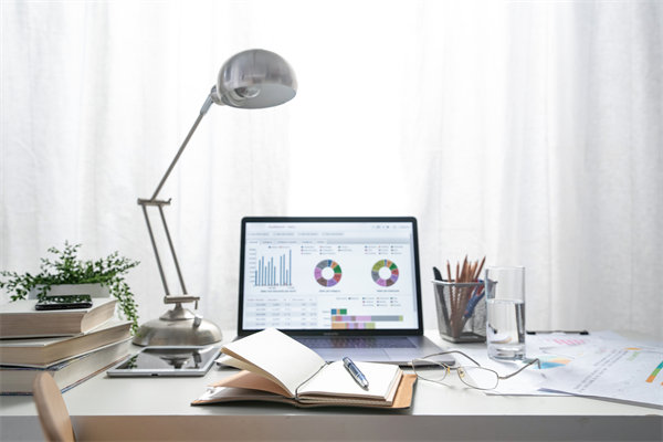 在遠(yuǎn)程工作模式下，如何有效監(jiān)控與評(píng)估員工績(jī)效？