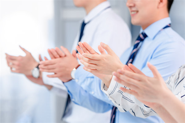 面對人才流失問題，企業(yè)應(yīng)如何改進(jìn)人力資源策略？