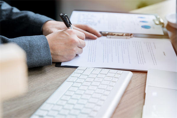 如何確保薪酬績(jī)效體系公平透明，增強(qiáng)員工信任？