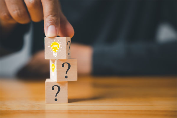 在制定企業(yè)戰(zhàn)略規(guī)劃時(shí)，如何平衡短期與長期目標(biāo)？