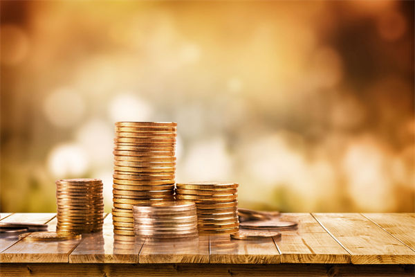 在制定企業(yè)戰(zhàn)略規(guī)劃時，如何平衡短期與長期目標(biāo)？