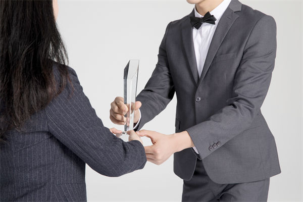 績(jī)效管理中，如何激勵(lì)優(yōu)秀員工，又幫助其提升？