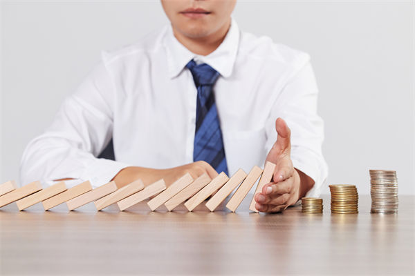 在年度經(jīng)營計(jì)劃中，如何有效識(shí)別并應(yīng)對(duì)潛在風(fēng)險(xiǎn)？