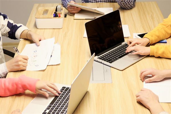 數(shù)字化轉(zhuǎn)型背景下，企業(yè)戰(zhàn)略應如何創(chuàng)新與升級？