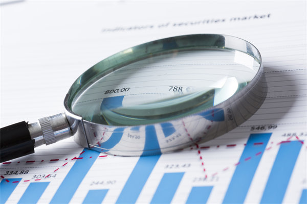 在制定年度經(jīng)營計劃時，如何考慮行業(yè)趨勢和政策影響？