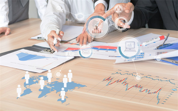 在制定年度經(jīng)營計劃時，如何考慮行業(yè)趨勢和政策影響？