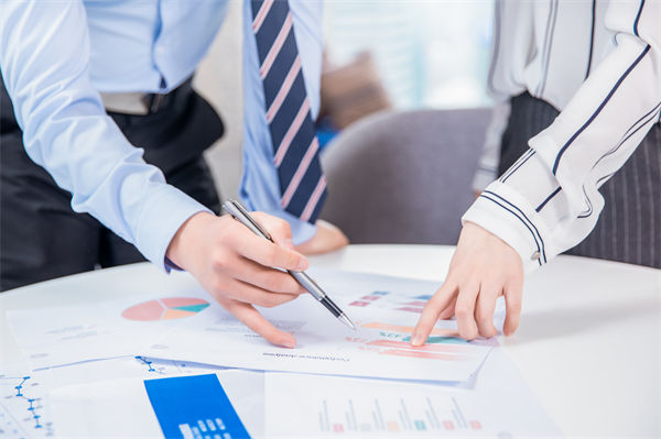 預(yù)算編制過(guò)程中，如何平衡資源需求與財(cái)務(wù)約束？