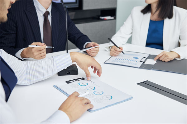 在組織變革中，如何確保員工順利過渡并減少負(fù)面影響？