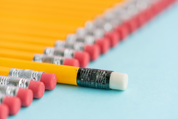 在多元化市場(chǎng)環(huán)境下，品牌如何保持一致性并突出特色？