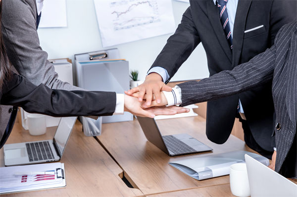 內(nèi)部矛盾重重，管理咨詢(xún)?nèi)绾沃χ亟ê椭C高效組織？