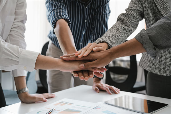 跨境營(yíng)銷中，如何克服文化差異，實(shí)現(xiàn)全球化傳播？