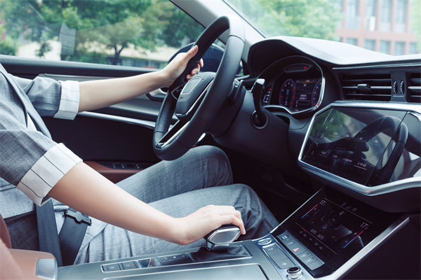 女子工資4600每天花近百元通勤上班，人力資源怎么看？