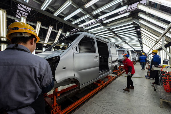 在精益生產(chǎn)過程中，如何有效識別并解決生產(chǎn)瓶頸問題？