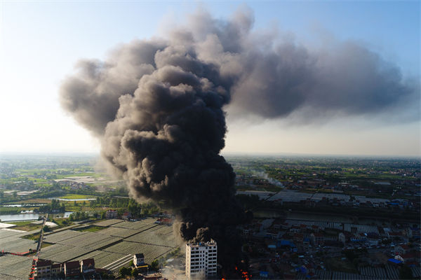 山東化工廠爆炸后樓房僅?？蚣埽瑢χ圃鞓I(yè)有何啟示？