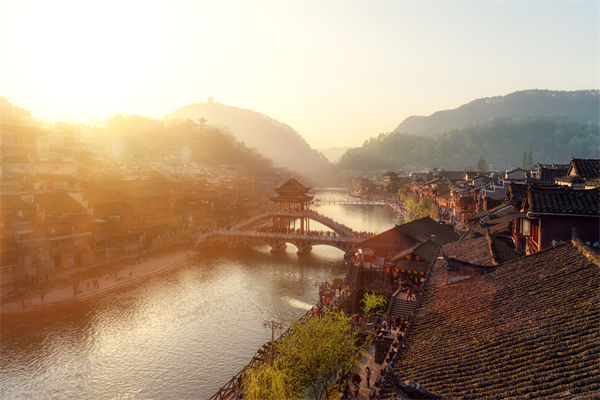 戰(zhàn)略規(guī)劃分析：村民不滿古鎮(zhèn)收門票，指引游客逃票