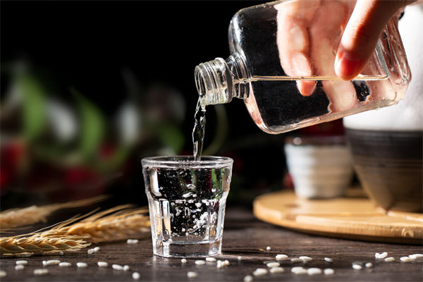 白酒遇冷，集體“降度”，關聯(lián)企業(yè)有何營銷啟示？