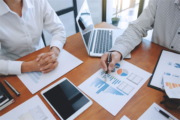 薪酬結(jié)構(gòu)與戰(zhàn)略脫節(jié)，薪酬咨詢(xún)?cè)鯓哟罱ㄟm配體系？