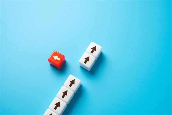 青島一環(huán)衛(wèi)工將垃圾掃進(jìn)大海被開除